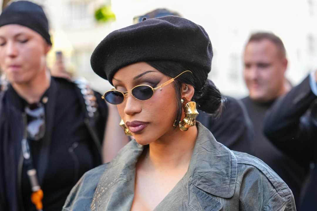 cardi-b-accused-of-assaulting,-spitting-on-security-guard